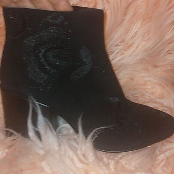 NEW💥FRENCH CONNECTION DILYLA BLACK SUEDE EMBROIDERED HEELED ANKLE BOOTS SIZE 7 - Picture 7 of 8